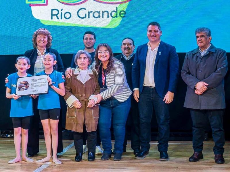 Las autoridades provinciales hicieron entrega de una placa conmemorativa en homenaje a un nuevo aniversario de la ciudad, como reconocimiento a la historia, el esfuerzo y el compromiso de generaciones de riograndenses.