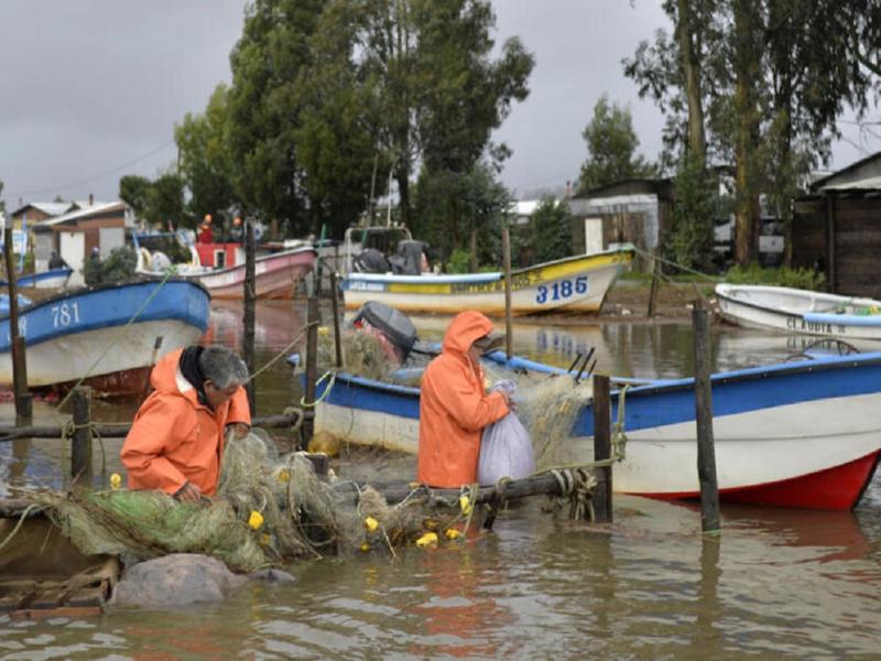 La emergencia llevó a las autoridades a declarar alerta roja en la región de Valparaíso ante el elevado riesgo de aluviones y derrumbes, mientras el fenómeno climático seguía este sábado avanzando hacia el norte.