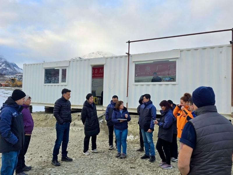 El buque que transporta la carga ya se encuentra navegando en la región y avanza hacia el Puerto de Ushuaia, luego de una extensa travesía internacional. Su llegada demandará un operativo logístico sin precedentes para la provincia.