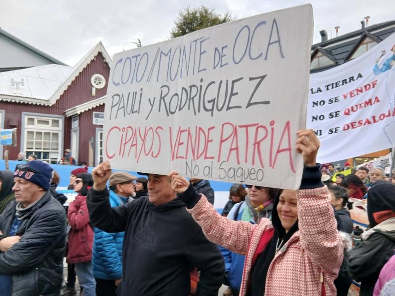 �El proyecto de ley redactado por Sturzenegger representa el viejo anhelo de los Benetton, los Lewis, capitales qatar�es, espa�oles y la Embajada de EE.UU., quienes buscan eliminar todo l�mite a la extranjerizaci�n de tierras�, se remarc� en R�o Grande.