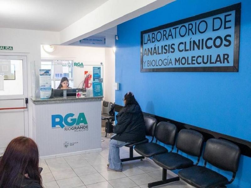 El Laboratorio cuenta además con anexos para la toma de muestras en los Centros Municipales de Salud Nº 2, Nº 3 y Nº 4. Los turnos pueden solicitarse de 7 a 14 horas, de manera presencial, o a través de WhatsApp al 2964-586014.