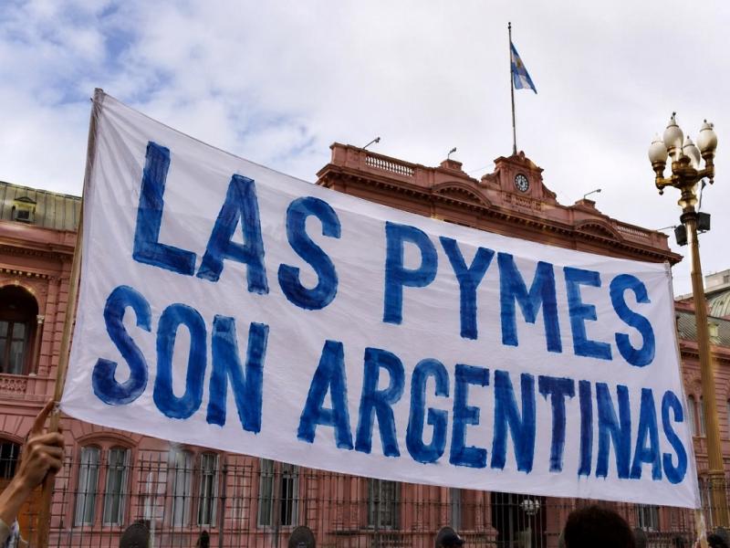 El contexto lo agrava todo: la creaci�n de empresas cay� al nivel cr�tico de 2001, se proyecta un r�cord de quiebras con 3.000 pymes que cerrar�an en 2026, y hoy cierran unas 40 pymes por d�a mientras las grandes prosperan.