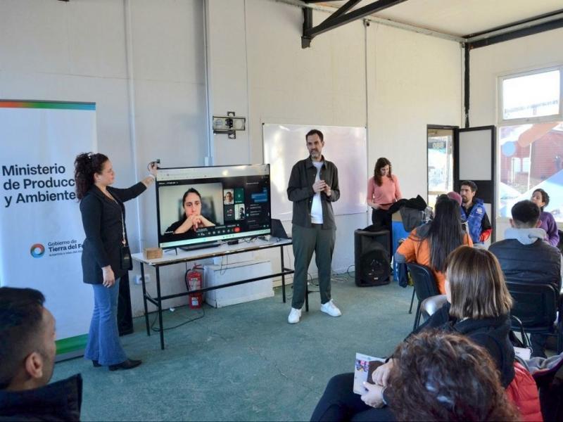 Durante el encuentro en Tolhuin, el Ministro de Producción y Ambiente, Francisco Devita, acompañó parte de la jornada, en la cual destacó el compromiso y la participación de los asistentes.