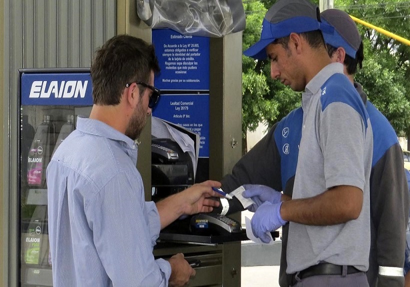 Lo que preocupa no es tanto el precio sino los problemas que estn teniendo los propietarios de vehculos a la hora de cargar combustible e intentar pagar. 

