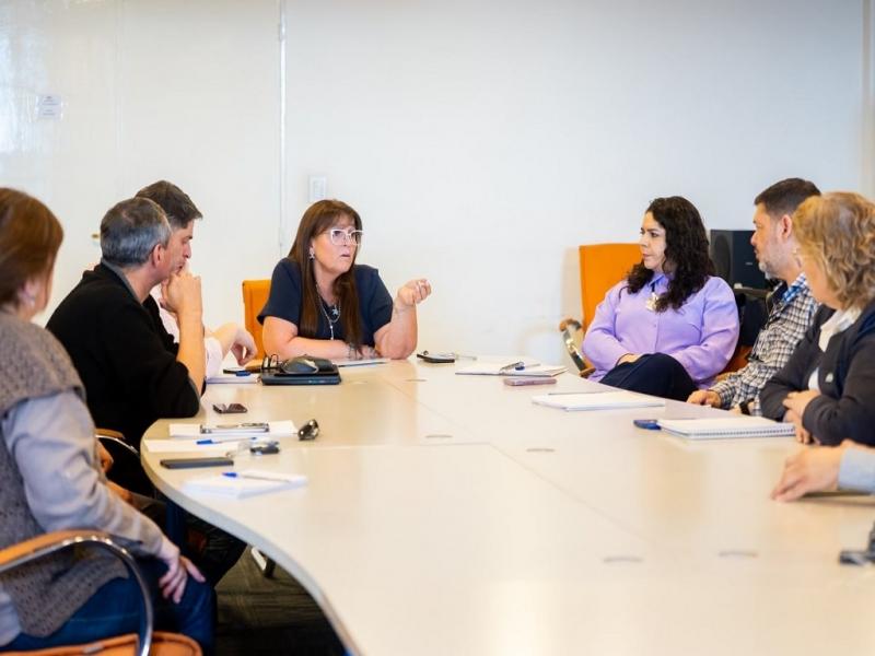Funcionarios provinciales y municipales iniciaron mesas de trabajo técnicas para abordar problemáticas vinculadas al desarrollo urbano, la infraestructura y la prestación de servicios esenciales en distintos sectores de la ciudad.