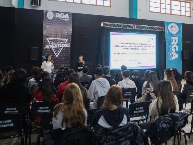 Con la llegada del Mes de las Juventudes, el Municipio present� a las y los j�venes las distintas propuestas que se desarrollan en la ciudad de la mano de instituciones educativas y de formaci�n de oficios.