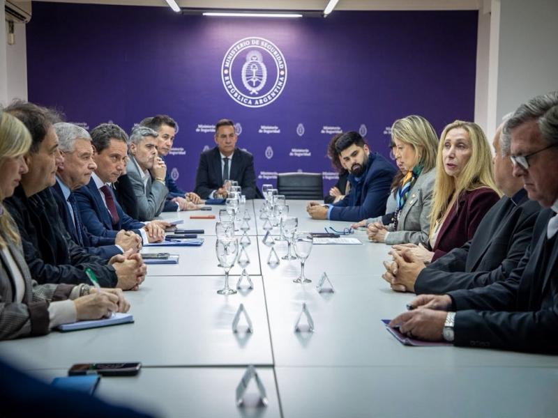 Durante la reuni�n se analiz� la posibilidad de avanzar en un esquema de �feriados locales/provinciales� para los d�as martes 10 y mi�rcoles 11 de noviembre que ser�n comunicados oficialmente en los pr�ximos d�as.