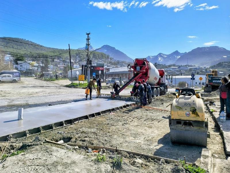 El proyecto, financiado por el Fondo de Ampliaci�n de la Matriz Productiva Fueguina (FAMPF), prev� incrementar la capacidad de circulaci�n, optimizar la conectividad y mejorar la seguridad vial en uno de los principales accesos de Ushuaia.