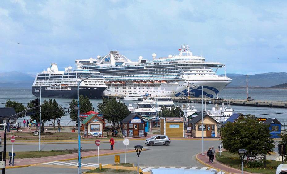 El crucero Celebrity Eclipse se convertir en la nave ms grande que visita por tercera vez Ushuaia durante la temporada. El barco de la compaa Celebrity Cruises de bandera maltesa es uno de los buques ms grandes del mundo. 